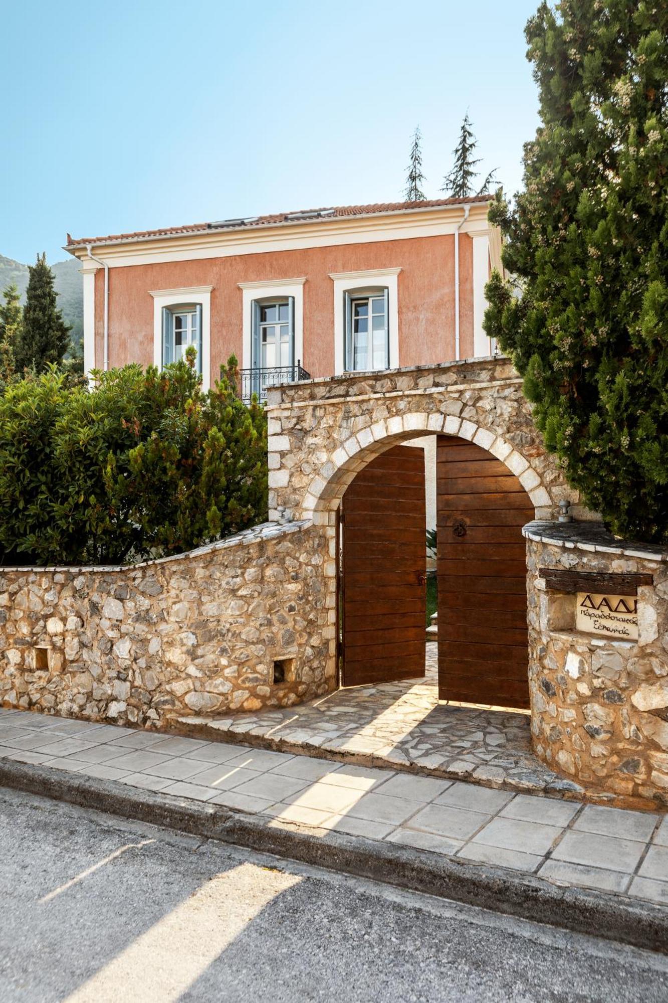 Hotel Archontiko Parnassus Dadi Amfikleia Exterior foto